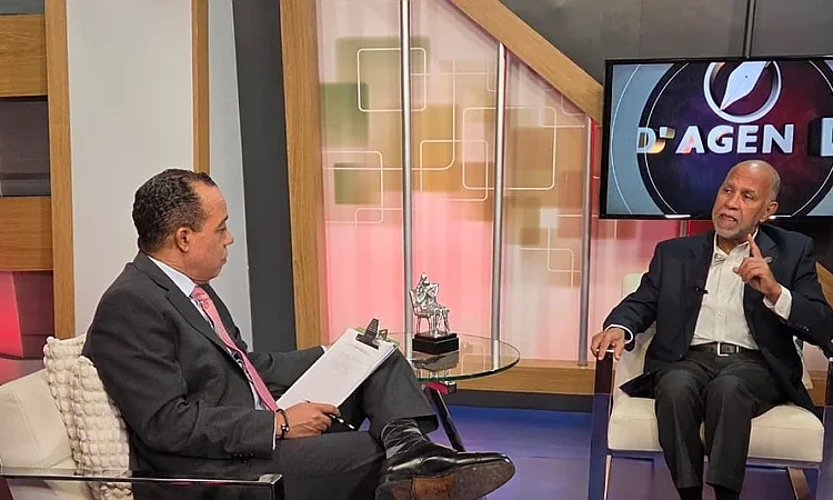 Eduardo Hidalgo afirma contenido textos de historia responde a intereses foráneos