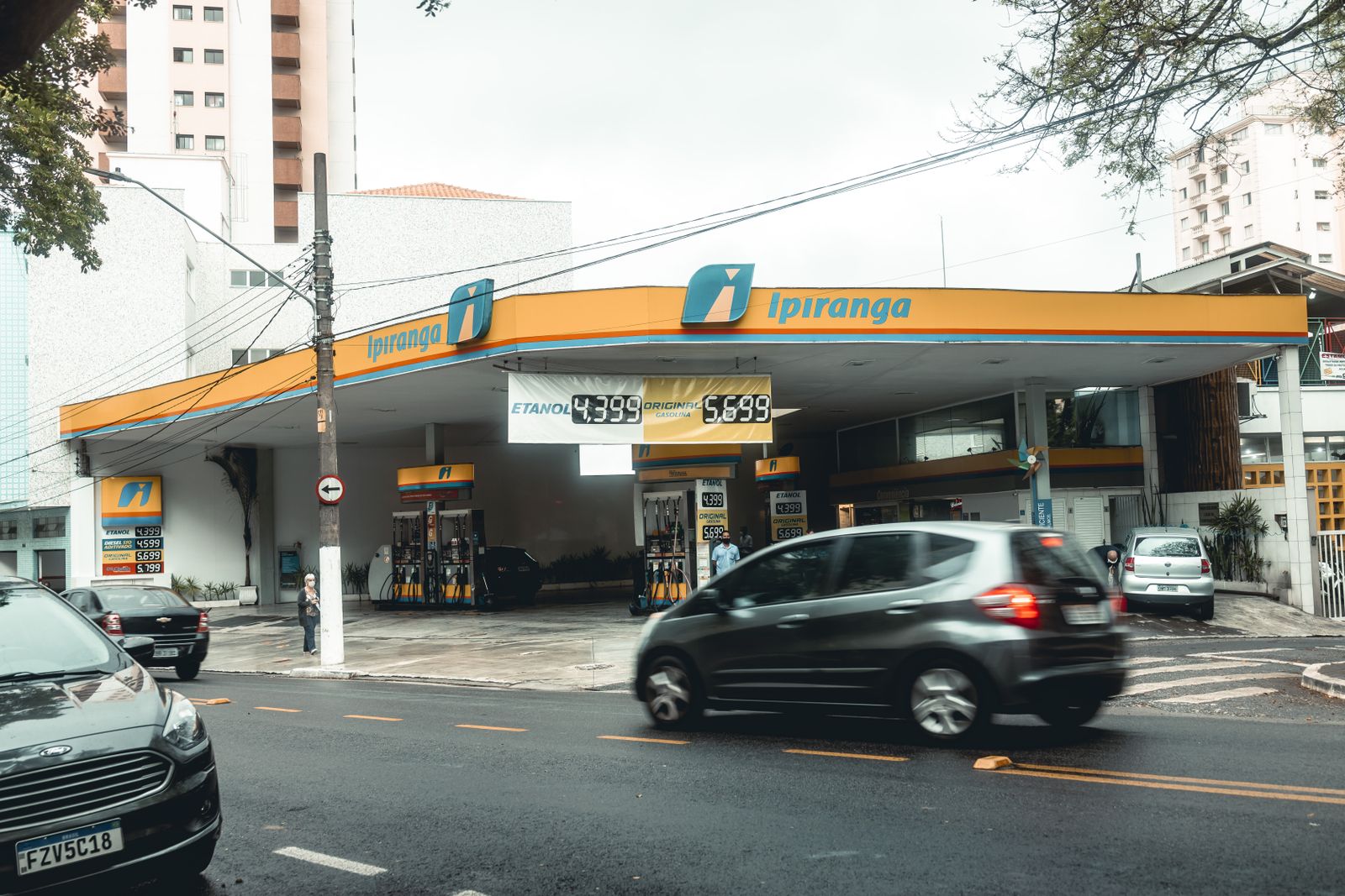 ¿Hasta dónde seguirá el Gobierno empujando la roca? La gasolina sube por segunda semana y el país necesita alternativas