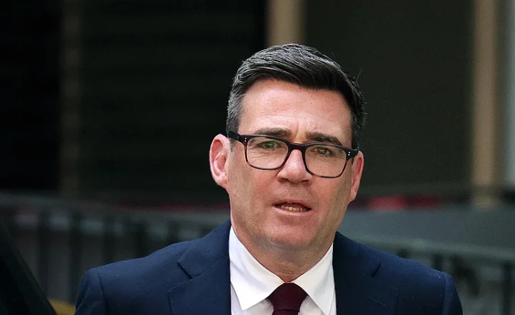 Primer ministro británico admite haber sido engañado por una falsa colaboradora de Trump