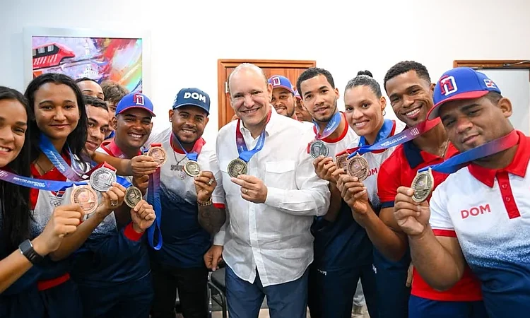 Alcalde de Santiago entrega incentivos a atletas medallistas