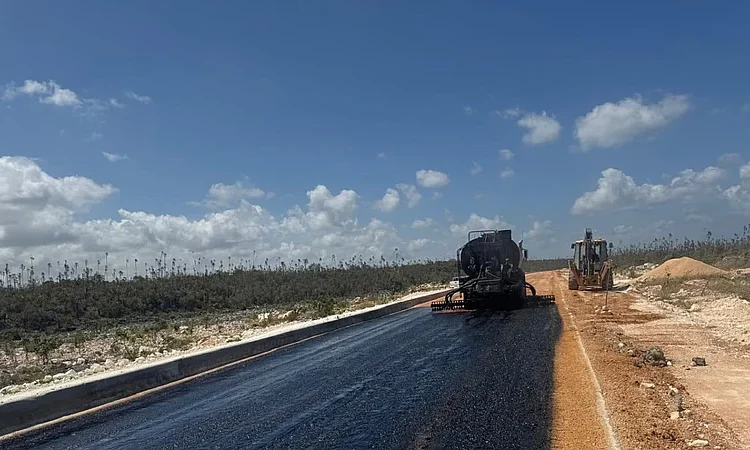 Avanzan a ritmo acelerado trabajos de autovía de cuatro carriles hacia Pedernales