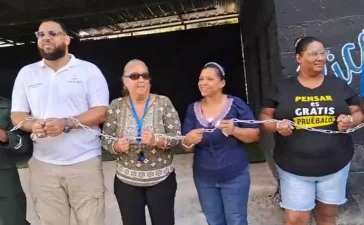 Comunitarios se encadenan en Santiago en protesta por contaminación del río Jacagua