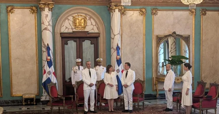 Nueve embajadores presentan credenciales al presidente Luis Abinader