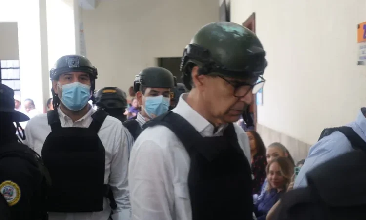 Visiblemente con problemas para caminar, exdirector de Senasa es traladado a tribunal por la Policía