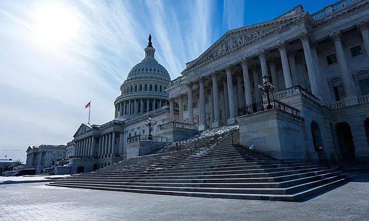 Padre de hombre arrestado con guillotina en Washington asegura que solo quería protestar