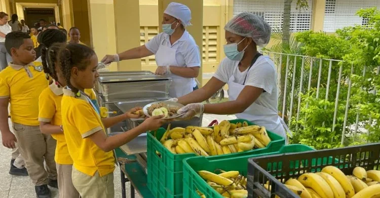 Inabie atribuye rechazo de leche escolar en Santiago a falta de adaptación de centros a producto