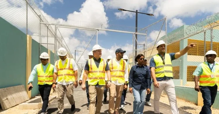 Ministro Jean Luis Rodríguez supervisa obras en La Altagracia