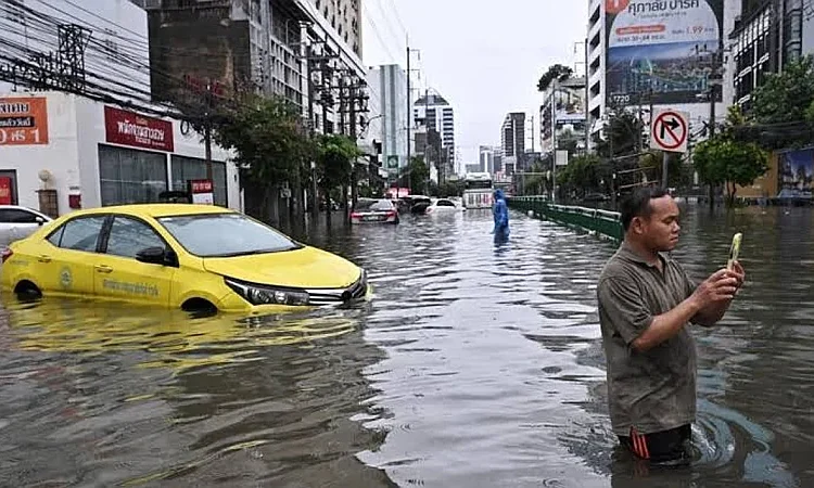 Tailandia declara estado de desastre en los 50 distritos de la ciudad en medio de graves inundaciones