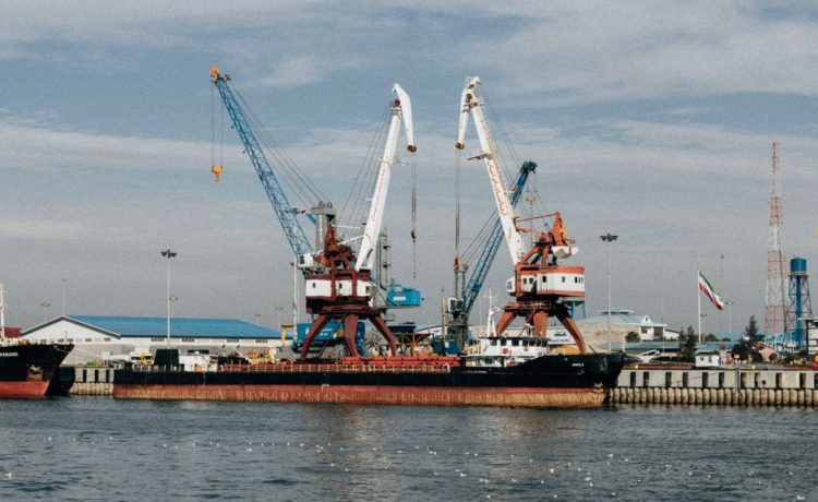 Irán advierte a navieras de restricciones por transitar por rutas no autorizadas en Ormuz