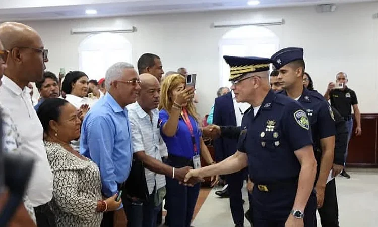 Comunitarios de Los Alcarrizos plantean necesidades de seguridad al director de la Policía Nacional
