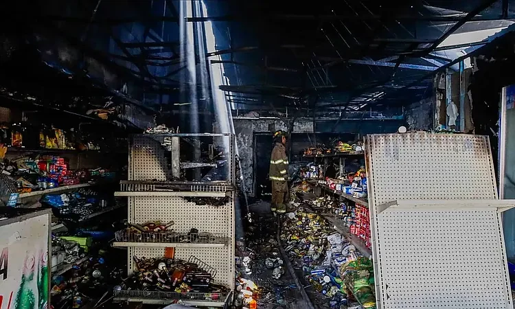Incendio destruye surtidora de alimentos en Santiago