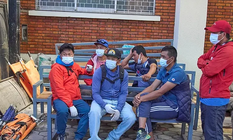 Dos muertos, 12 desaparecidos, por avalancha en Nepal