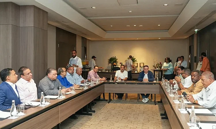 Representantes del sector transporte acuerdan con el Gobierno no incrementar los pasajes