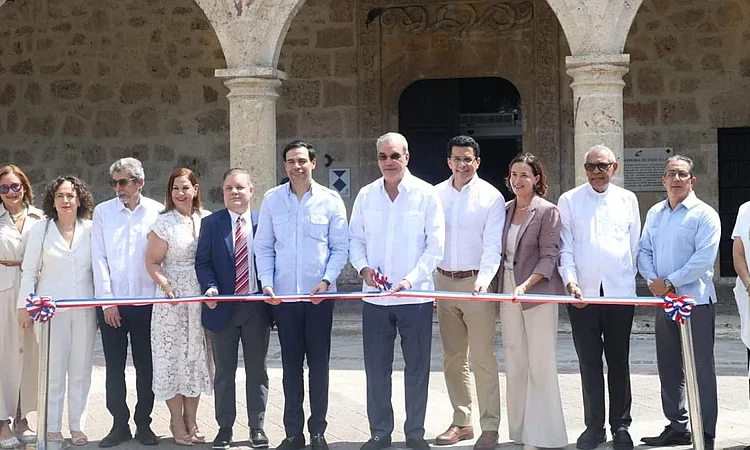 Ciudad Colonial estrena 5 autobuses eléctricos y reabre el renovado Alcázar de Colón