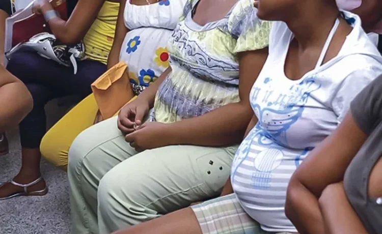 Maternidad adolescente en RD: menos haitianas, más dominicanas en 2026
