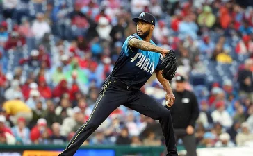 Cristopher Sánchez, el sexto dominicano con 18 victorias, va por su primer triunfo en playoffs
