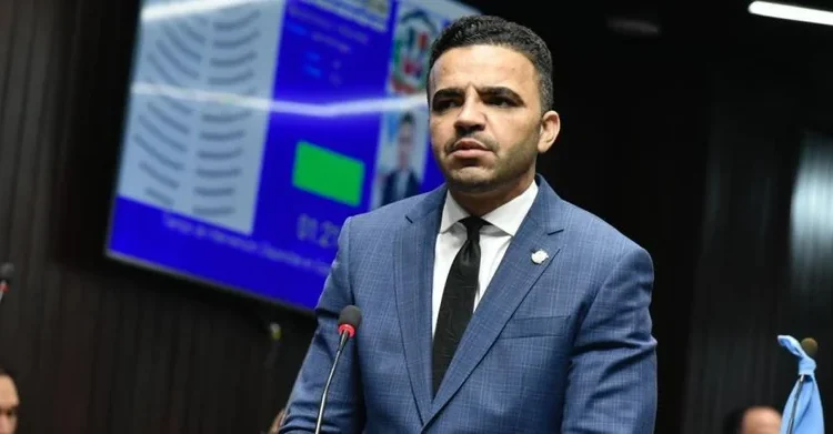 Renuncia condicionada: diputado del PLD desafía al Gobierno a probar mejoras en electricidad, combustibles y seguridad