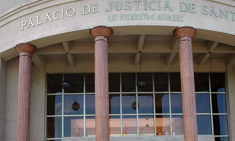 Red de falsificación de sentencias desarticulada: condenas ejemplares en Santiago