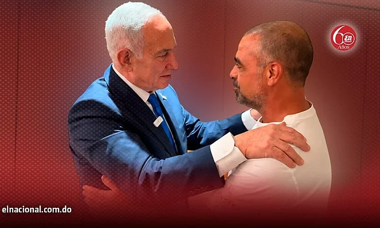 Netanyahu abraza como héroe a pasajero que estranguló a copiloto tras ataque en pleno vuelo