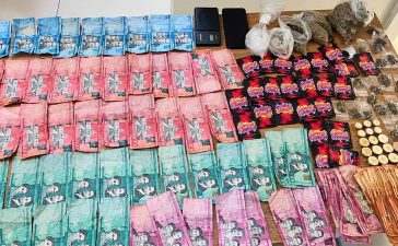 Policía detiene a dos hombres y ocupa dinero y drogas en Vicente Noble, Barahona