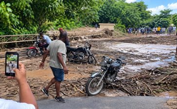 Río desbordado en Bahoruco arrastra troncos y evidencia el riesgo de crecidas durante El Niño
