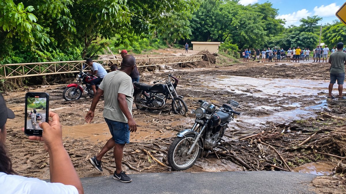 Río desbordado en Bahoruco arrastra troncos y evidencia el riesgo de crecidas durante El Niño