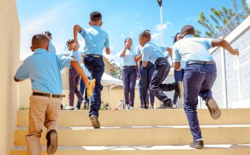 Escuela de Barahona suspende clases en cuatro grados por falta de conserjes