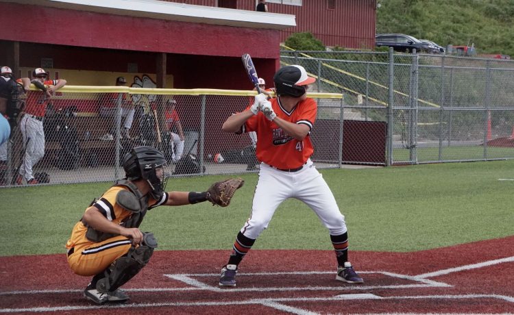 Jugador de béisbol bateando en un partido.