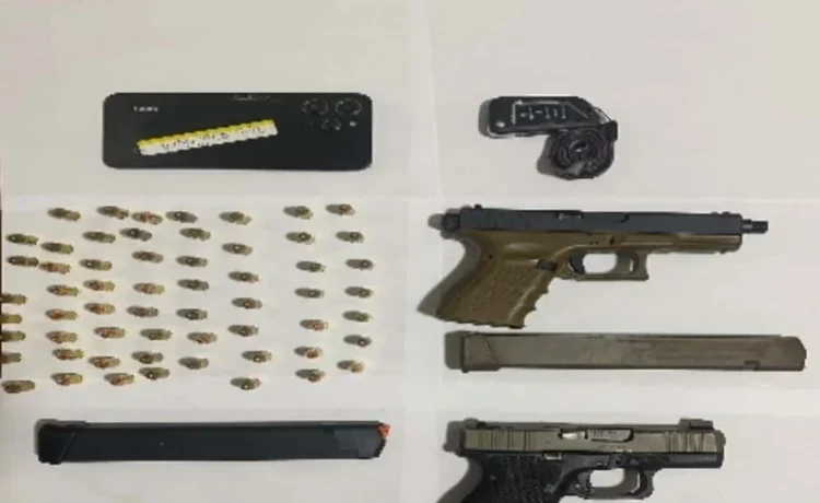 Detenidos dos hombres con 12 registros policiales y armas modificadas en operativo en María Trinidad Sánchez