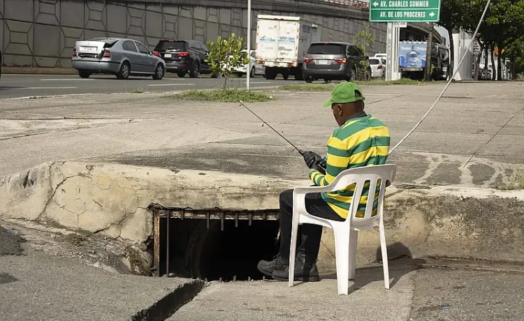 Infraestructura en riesgo: alcantarilla sin tapa expone fallas de mantenimiento urbano