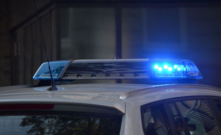 Patrulla policial con luces encendidas durante la noche