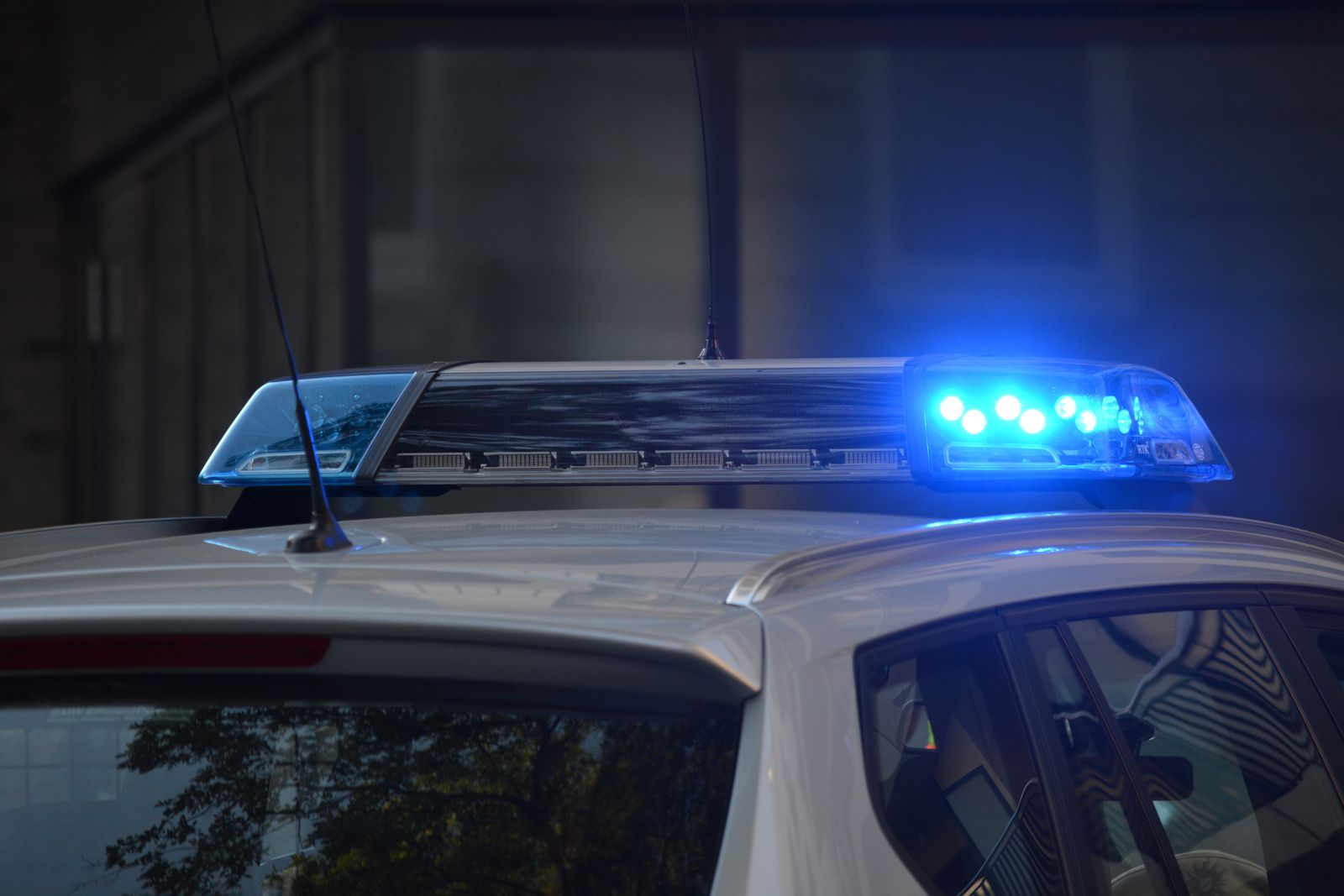 Patrulla policial con luces encendidas durante la noche