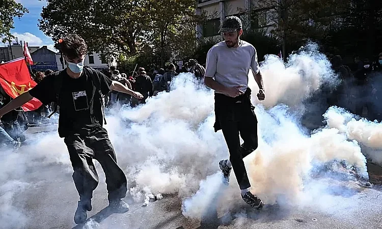 Francia: protesta estudiantil se extiende pese a diálogo y represión policial