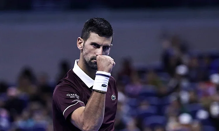 Djokovic remonta con autoridad y se cita con Zverev en cuartos de Pekín