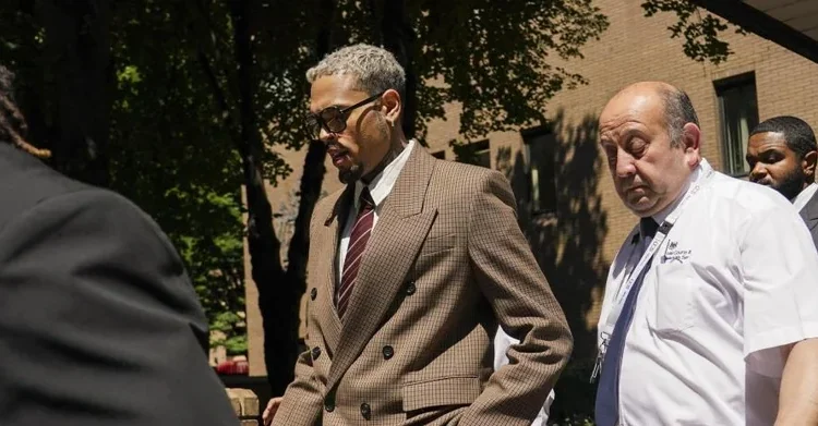 Chris Brown cierra disputa legal: pagará 9.5 millones a exempleada tras ataque de su perro