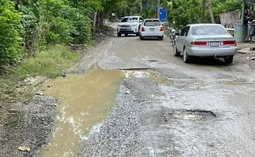 La Vega: comunidad repara carretera abandonada mientras espera respuesta de Obras Públicas