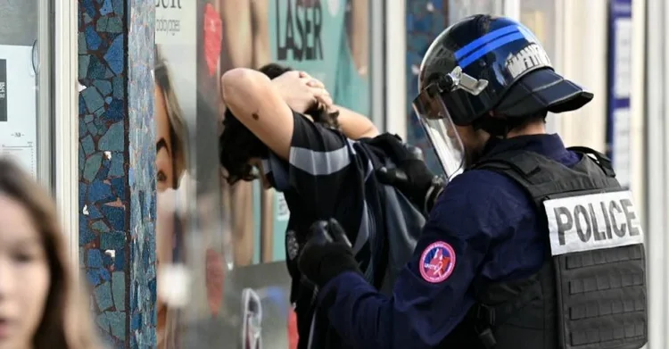 Francia: protestas estudiantiles dejan un joven de 15 años sin una mano y más de 5,000 detenidos