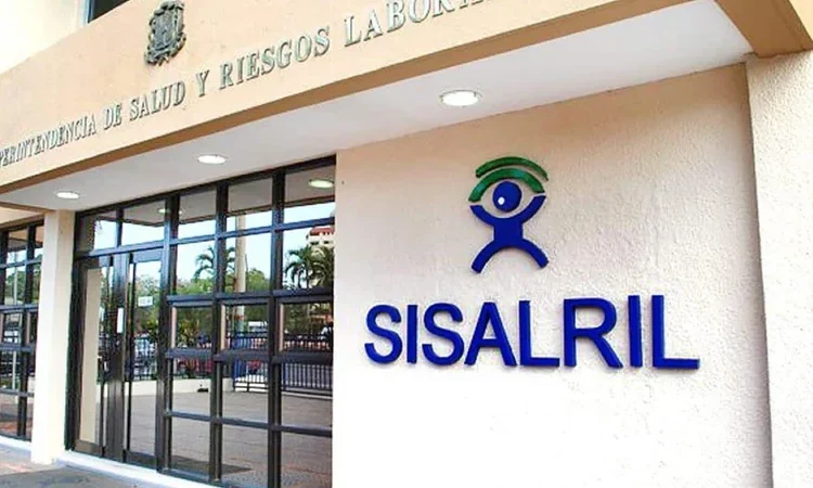 Sisalril amplía prestaciones de salud para más de 122,000 jubilados y pensionados del Estado
