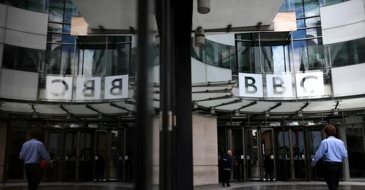 BBC recorta su televisión lineal: el cierre de BBC Three, BBC Scotland y Radio 4 Extra marca el giro hacia lo digital