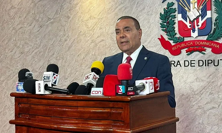Legislador propone tope del 45% a intereses de tarjetas y devolución de cobros indebidos
