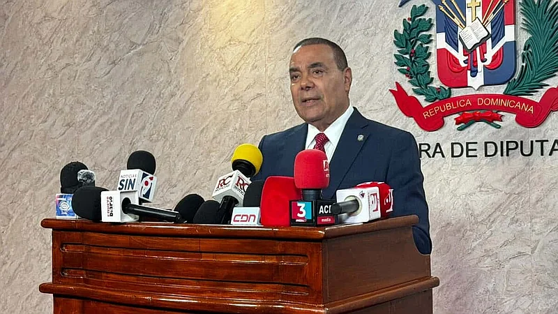 Legislador propone tope del 45% a intereses de tarjetas y devolución de cobros indebidos