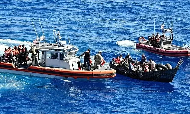 Repatriación masiva: Guardia Costera devuelve a 63 migrantes dominicanos y haitianos tras interceptar embarcación sobrecargada en Puerto Rico