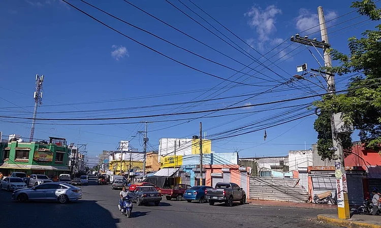 Edeeste ejecuta trabajos técnicos en Santo Domingo Este en medio de quejas por apagones