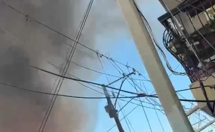 Santiago: incendio arrasa cinco viviendas de madera y deja a familias sin hogar
