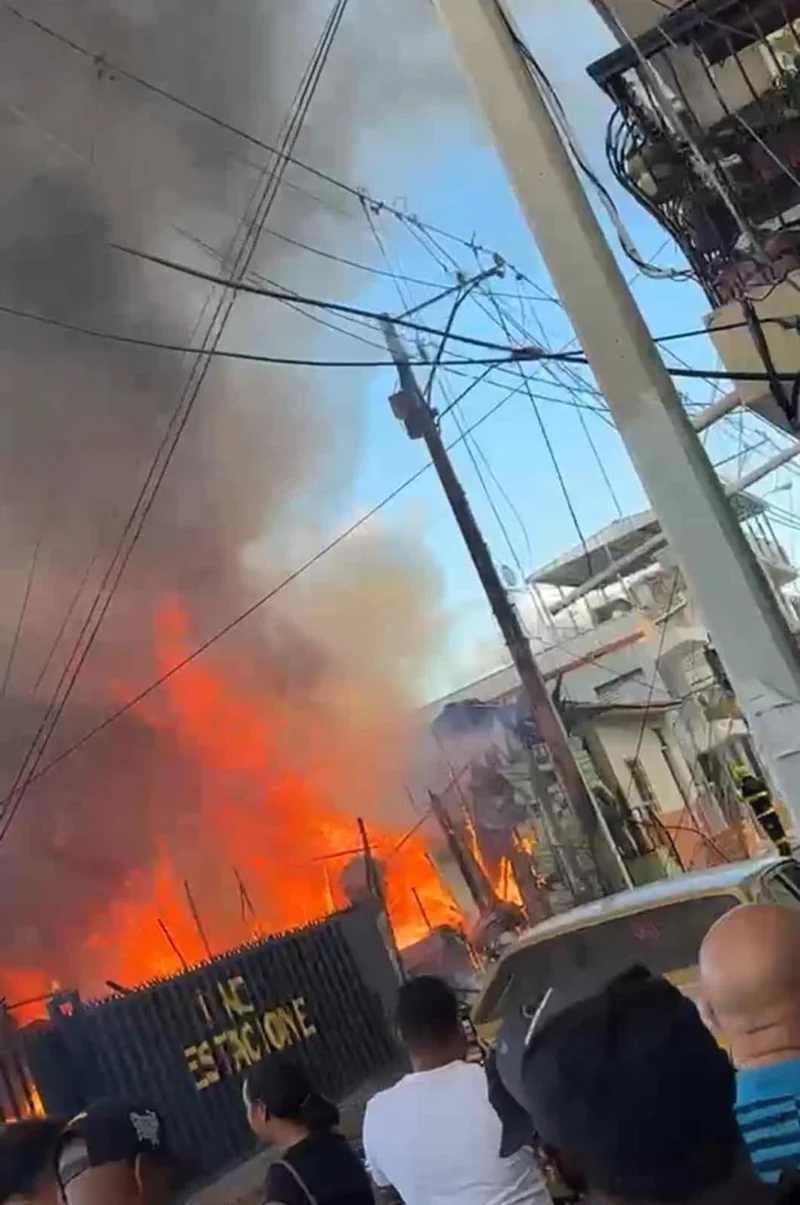 Santiago: incendio arrasa cinco viviendas de madera y deja a familias sin hogar