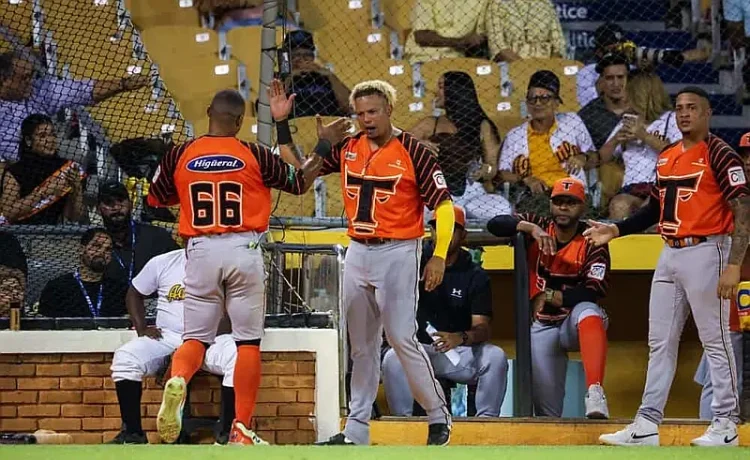 Poder jonronero de los Toros doblega a las Águilas en duelo de la LIDOM