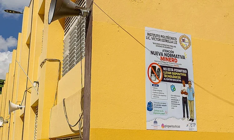 Minerd regula celulares en escuelas y centros reportan más juego y menos distracción