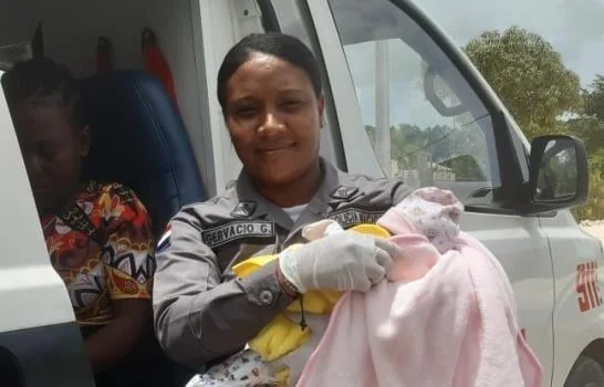 Policía Nacional destaca acción humanitaria de sargento que recibió un bebé en Punta Cana