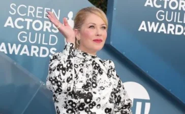El diagnóstico erróneo de Christina Applegate expone los retos de la esclerosis múltiple