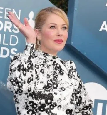 El diagnóstico erróneo de Christina Applegate expone los retos de la esclerosis múltiple